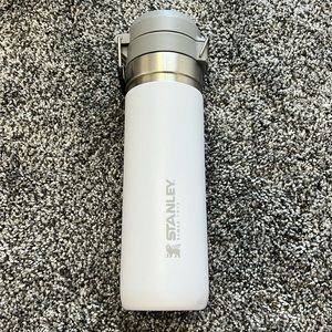 Stanley 24 Oz Quick Flip Go Bottle